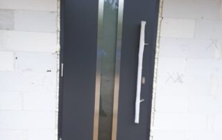 Drzwi wejściowe z przeszklonym pasem